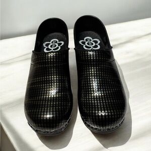 Santina Natasha Chic Black Textured Clogs. Size 36, US 6.